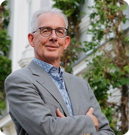 Martin Januschewicz mit Brille und grauem Sakko im Außenbereich
